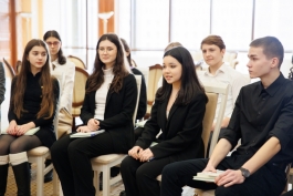 Президент Майя Санду встретилась с членами читательского клуба  лицея „Spiru Haret” в Кишиневе