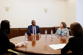 Глава государства провела дискуссию с главным заместителем помощника госсекретаря США Дереком Дж. Хоганом