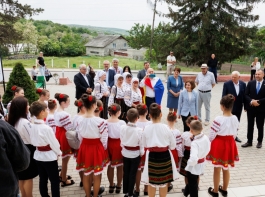 Президент Майя Санду приняла участие в открытии концертного зала Дома культуры в селе Пухой района Яловень