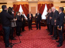 Președintele Nicolae Timofti i-a înmânat „Ordinul Republicii” naistului și compozitorului român Gheorghe Zamfir
