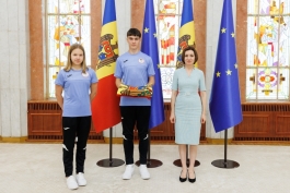 Șefa statului a transmis Drapelul de stat sportivilor care reprezintă Moldova la Festivalul Olimpic al Tineretului din Europa