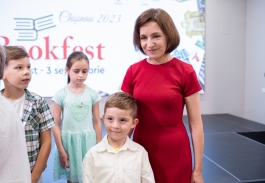 Глава государства посетила Международную книжную ярмарку„Bookfest” и прочитала детям отрывок из «Маленького принца»