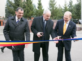 Președintele Nicolae Timofti a participat la ceremonia de donare a unui lot de tehnică militară din partea Guvernului SUA către Armata Națională