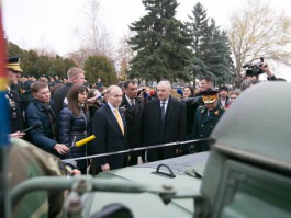 Президент Николае Тимофти участвовал в церемонии передачи в дар партии военной техники Национальной армии от правительства США 