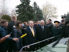 Președintele Nicolae Timofti a participat la ceremonia de donare a unui lot de tehnică militară din partea Guvernului SUA către Armata Națională