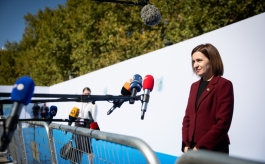 Președinta Maia Sandu, la summitul Comunității Politice Europene, din Spania: „Am reiterat că aderarea la UE este singura cale de a proteja democrația din Moldova”