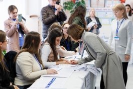 Șefa statului a mers la vot: „Am votat pentru oameni în care am încredere că vor munci cinstit și responsabil pentru binele chişinăuienilor”