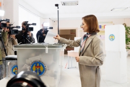 Șefa statului a mers la vot: „Am votat pentru oameni în care am încredere că vor munci cinstit și responsabil pentru binele chişinăuienilor”