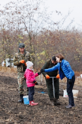 Președinta Maia Sandu a plantat copaci în apropierea comunei Răzeni, Ialoveni