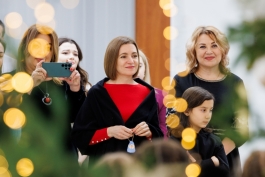  Президентура торжественно открыла рождественскую елку и двери для посетителей