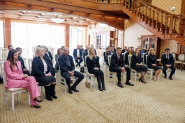  Президент Майя Санду обсудила референдум о вступлении в ЕС с группой   деятелей культуры