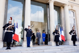 Европейское будущее, экономическое развитие и укрепление государственной безопасности обсуждались в Париже главой государства с французскими властями