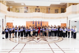 Șefa statului a inaugurat, la Preşedinție,  expoziția de desene și eseuri „Moldova Europeană” împreună cu mai mulți copii 