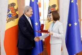  Президент Майя Санду наградила Европейского комиссара Йоханнеса Хана орденом „Ordinul de Onoare”