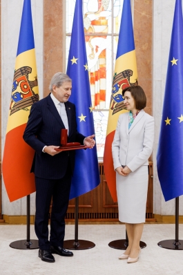  Президент Майя Санду наградила Европейского комиссара Йоханнеса Хана орденом „Ordinul de Onoare”