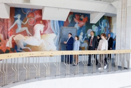 Președinta Maia Sandu a vizitat Circul din Chișinău, unde s-a încheiat prima etapă de restaurare a clădirii