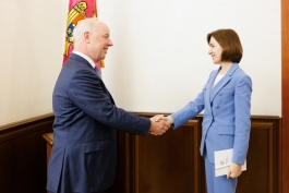  Глава государства наградила посла США в Молдове Кента Логсдона орденом „Ordinul de Onoare”