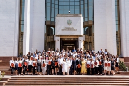 Șefa statului i-a felicitat pe absolvenții care au obținut 10 pe linie la bacalaureat și le-a acordat diploma Președintelui Republicii Moldova