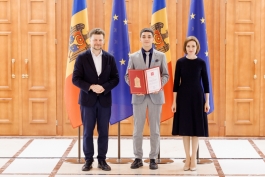 Президент Республики Молдова поздравила выпускников, получивших 10 баллов из 10 на экзамене бакалавриата, и вручила им дипломы Президента Республики Молдова