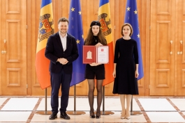 Șefa statului i-a felicitat pe absolvenții care au obținut 10 pe linie la bacalaureat și le-a acordat diploma Președintelui Republicii Moldova
