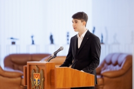 Президент Республики Молдова поздравила выпускников, получивших 10 баллов из 10 на экзамене бакалавриата, и вручила им дипломы Президента Республики Молдова