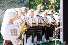 Șefa statului a participat, împreună cu localnicii din raionul Telenești, la Festivalul „Hora Sânzienelor”
