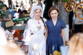  Глава государства вместе с жителями района Теленешть приняла участие в фестивале "Hora Sânzienelor"