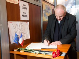 Moldovan president signs condolence book for Charlie Hebdo victims at French embassy in Chisinau