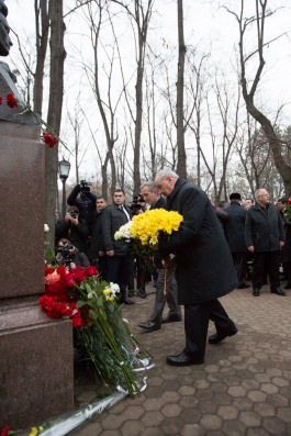 Președintele Republicii Moldova, Nicolae Timofti, a depus flori la bustul scriitorului Mihai Eminescu de pe Aleea Clasicilor