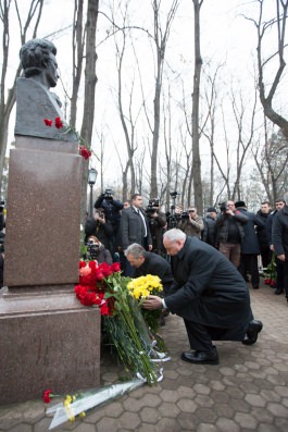 Moldovan president lays flowers to bust of great Romanian writer