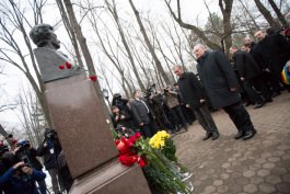 Președintele Republicii Moldova, Nicolae Timofti, a depus flori la bustul scriitorului Mihai Eminescu de pe Aleea Clasicilor