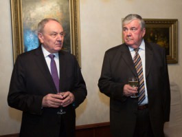 Președintele Nicolae Timofti l-a felicitat pe Mircea Snegur cu ocazia zilei sale de naștere