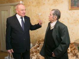 Președintele Nicolae Timofti l-a felicitat pe scriitorul Petru Cărare cu ocazia aniversării vârstei de 80 de ani