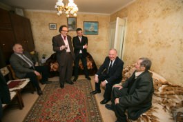 Președintele Nicolae Timofti l-a felicitat pe scriitorul Petru Cărare cu ocazia aniversării vârstei de 80 de ani