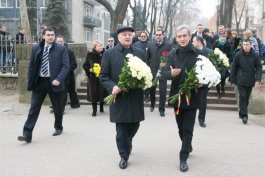 Președintele Nicolae Timofti a depus flori la bustul scriitorului Grigore Vieru de pe Aleea Clasicilor