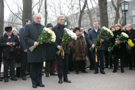 Президент Николае Тимофти возложил цветы к бюсту Григоре Виеру 