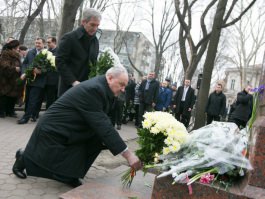 Președintele Nicolae Timofti a depus flori la bustul scriitorului Grigore Vieru de pe Aleea Clasicilor