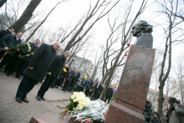 Moldovan president, acting prime minister lay flowers at bust of national poet Grigore Vieru