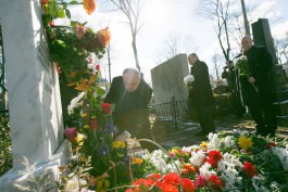 Президент Николае Тимофти возложил цветы на могилу бывшего примара муниципия Кишинэу Николае Костина