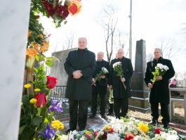 Președintele Nicolae Timofti a depus flori la mormântul fostului primar al municipiului Chișinău, Nicolae Costin