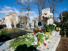 Președintele Nicolae Timofti a depus flori la mormântul fostului primar al municipiului Chișinău, Nicolae Costin
