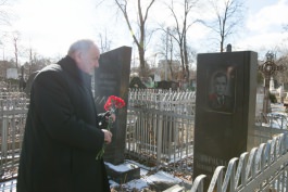 Президент Николае Тимофти возложил цветы на могилу бывшего примара муниципия Кишинэу Николае Костина