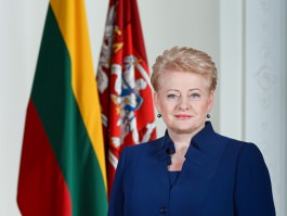 Президент Николае Тимофти наградил президента Литовской Республики Далю Грибаускайте орденом „Ordinul Republicii”