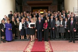 Президент Николае Тимофти вручил группе граждан государственные награды