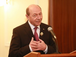 Президент Николае Тимофти вручил орден „Ștefan cel Mare” бывшему президенту Румынии Траяну Бэсеску