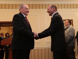 Președintele Nicolae Timofti i-a înmânat Ordinul „Ștefan cel Mare” domnului Traian Băsescu, fost președinte al României