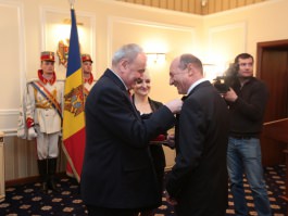 Președintele Nicolae Timofti i-a înmânat Ordinul „Ștefan cel Mare” domnului Traian Băsescu, fost președinte al României