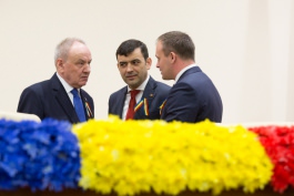 Moldovan president attends solemn parliament meeting on 25th anniversary of Tricolour's designation as State Flag