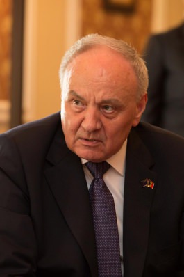 Moldovan president awards Order of Honour to International Weightlifting Federation president