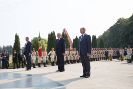 День независимости: Николае Тимофти возложил цветы к памятнику Штефану чел Маре и "Скорбящей матери" 